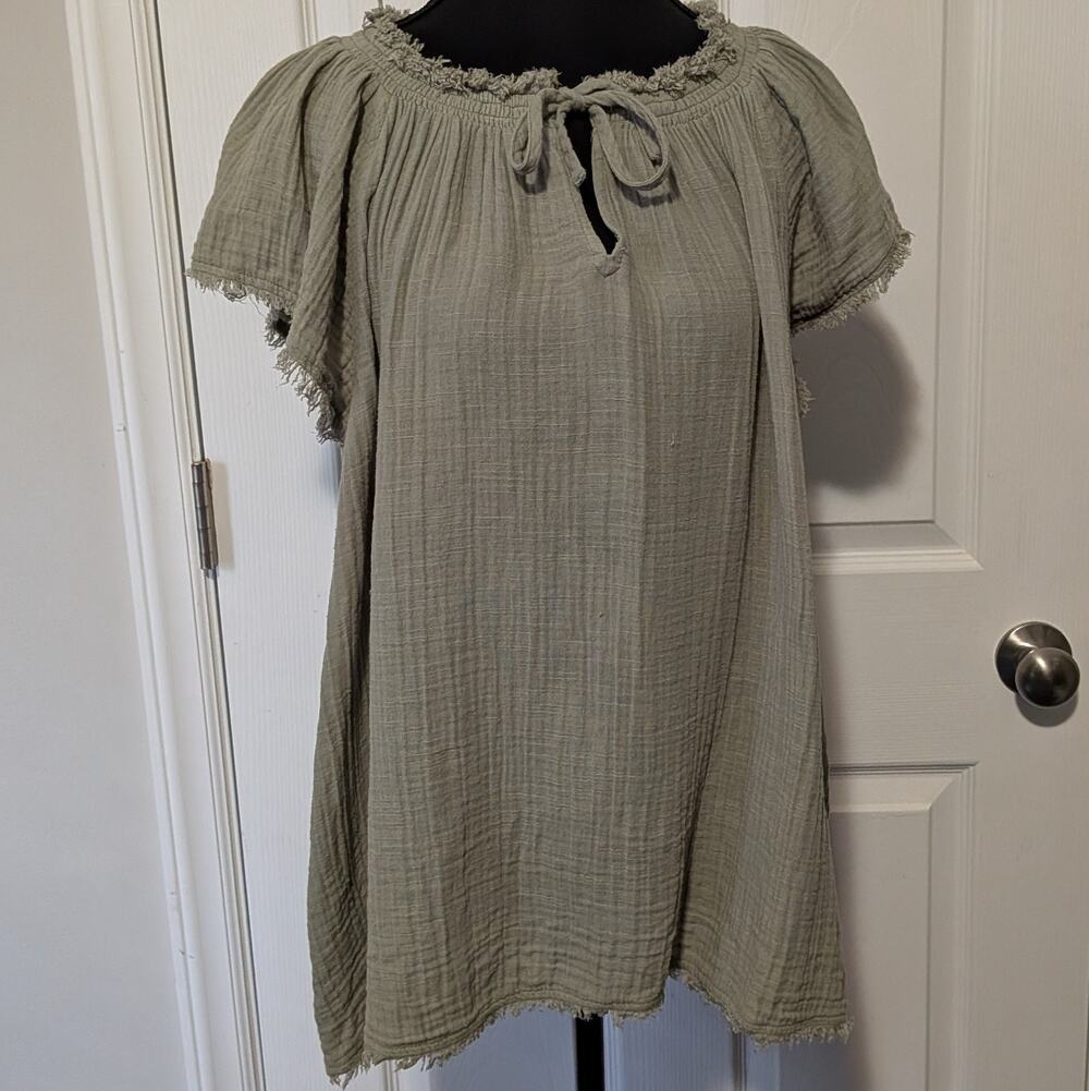 True Craft Green Crinkle Gauze Top Sz 2X Flutter Sleeve Fray Trim Boho Tie Neck